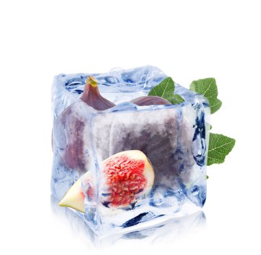 Buz küpünün içindeki taze incirler beyaza izole edilmiş.