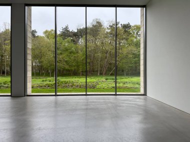 Panoramik pencereli ve gri zeminli boş oda