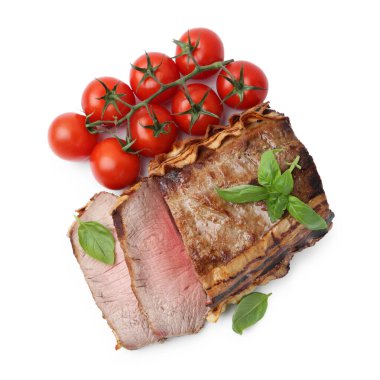 Lezzetli fırınlanmış et, domates ve fesleğen beyaza izole edilmiş.