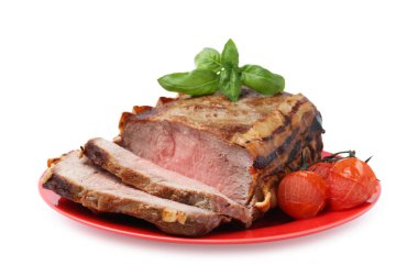 Lezzetli fırınlanmış et, domates ve fesleğen.