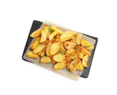 Lezzetli fırında patatesler ve biberiye beyaza izole edilmiş.