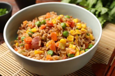 Tabakta pilav ve yemek çubukları, yakın plan.