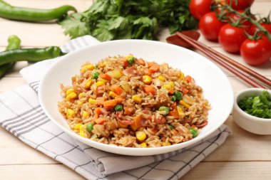 Lezzetli pilav ve çubuklar açık ahşap masada, yakın plan.