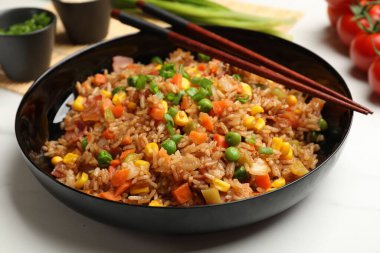 Lezzetli pilav ve çubuklar beyaz mermer masada, yakın plan.