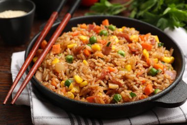 Ahşap masada servis edilen fırında pilav, yakın plan.