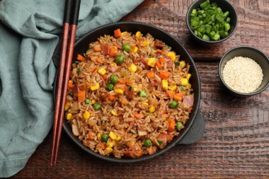 Ahşap masada servis edilen fırında pilav.