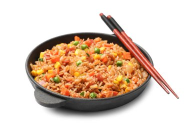 Pişirme kabında sebzeli leziz pilav ve beyaza izole edilmiş yemek çubukları.