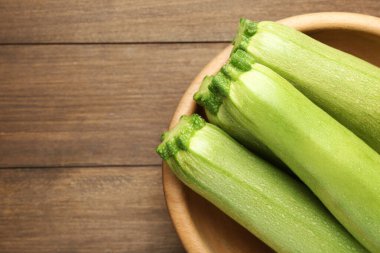Ahşap masada taze olgun kabaklar, üst manzara. Metin için boşluk