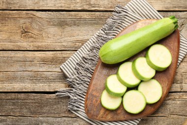 Ahşap masada taze olgun kabaklar, üst manzara. Metin için boşluk