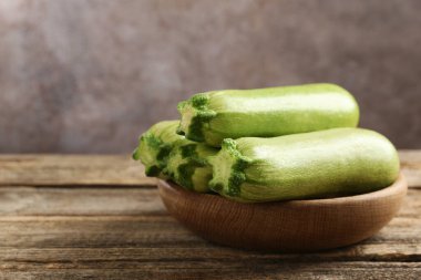Ahşap masada taze olgun kabaklar, yakın plan. Metin için boşluk