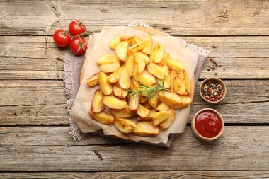 Biberiyeli fırında patates, baharatlar ve ahşap masa üzerinde biber, düz yatıyordu.