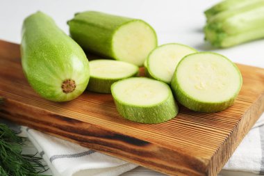 Taze olgun kabaklar beyaz masada, yakın plan. Tam ve kesin.