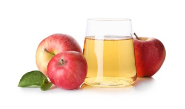 Lezzetli elma şarabı, taze elma ve yeşil yapraklar beyaz üzerine izole edilmiş.