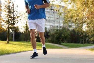 Park 'ta koşan adam, yakın plan. Metin için boşluk