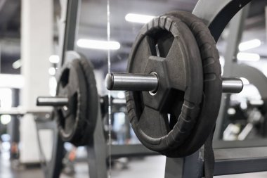 Spor salonunda halter diski aynanın yanında durun, yakın plan. Metin için boşluk