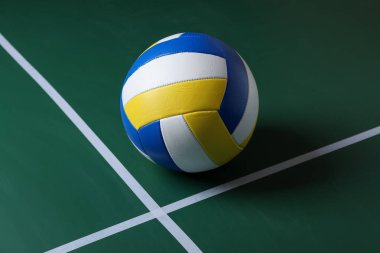 Sahada bir voleybol topu. Spor malzemeleri.