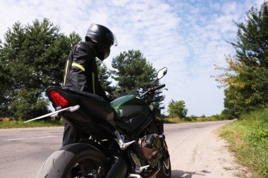 Modern motosikletli kasklı genç bir adam. Metin için boşluk