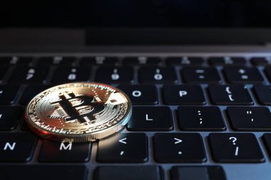 Kripto para birimi. Dizüstü bilgisayarda Bitcoin, yakın plan görünümü