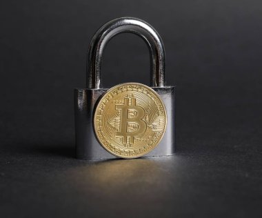 Gri arkaplanda Bitcoin ve asma kilit, yakın plan