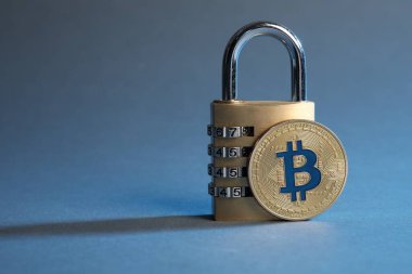 Bitcoin ve asma kilit renkli arka planda, yakın plan. Metin için boşluk