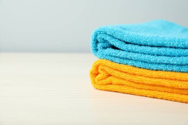 Beyaz masadaki renkli terli havlular, yakın plan. Metin için boşluk