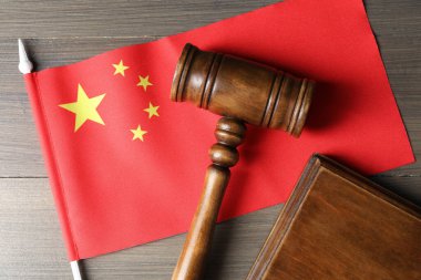 Yargıç tokmağı ve Çin bayrağı ahşap masanın üstünde, üst manzara