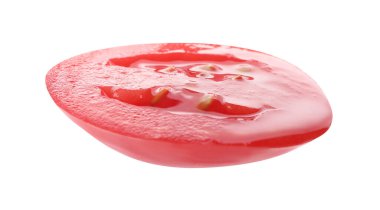 Olgun kırmızı domates parçası beyaza izole edilmiş.