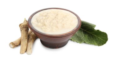 Lezzetli yaban turpu sosu, kökler ve yapraklar beyaza izole edilmiş.