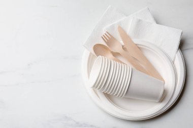 Beyaz arkaplanda tek kullanımlık sofra takımı, üst görünüm. Metin için boşluk