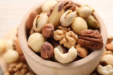 Masada farklı fındıkların karışımı, yakın plan.