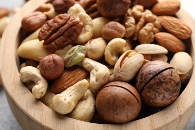 Masada farklı fındıkların karışımı, yakın plan.