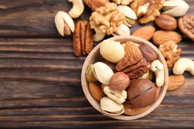 Tahta masada farklı fındıkların karışımı. Metin için boşluk