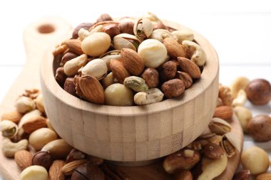 Masada farklı fındıkların karışımı, yakın plan.