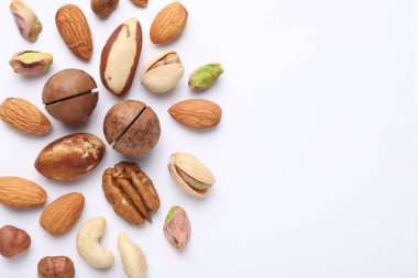 Beyaz arka planda farklı fındıkların karışımı, düz yatış. Metin için boşluk