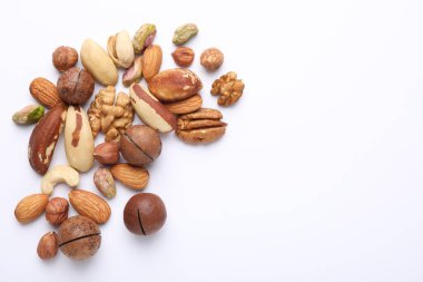 Beyaz arka planda farklı fındıkların karışımı, düz yatış. Metin için boşluk