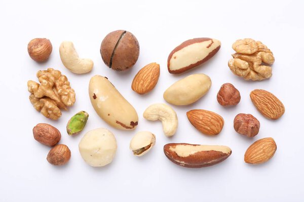 смесь различных орехов на белом фоне, плоский лежал
