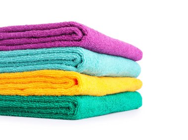 Beyaz üzerine izole edilmiş parlak havlular yığını