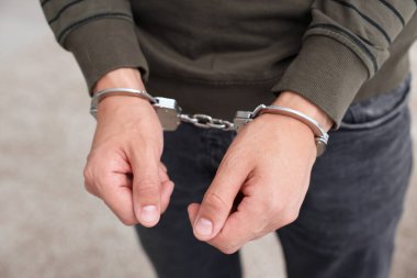 Metal kelepçeli, geçmişi bulanık, yakın plan.