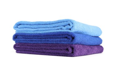 Beyaz üzerine izole edilmiş parlak havlular yığını