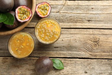 Lezzetli meyve suyu ve ahşap masada taze meyveler. Metin için boşluk