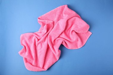 Mavi arka planda pembe havlu, üst manzara.