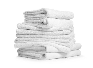 Beyaz üzerine izole edilmiş katlanmış havlu yığını