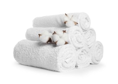 Pamuk çiçekli sarılmış havlu yığını beyazın üzerinde.