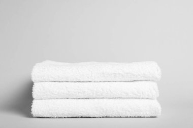 Gri arka planda beyaz havlu yığını, yakın plan. Metin için boşluk