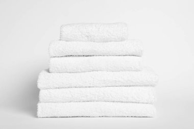 Beyaz arkaplanda havlu yığını, yakın plan