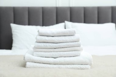 Yatakta beyaz havlu yığını, yakın plan.