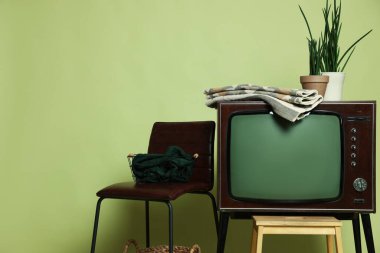 Retro TV seti ve zeytin arka planında kullanılan diğer şeyler