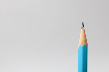 Gri arka planda keskin bir grafit kalem, yakın plan. Metin için boşluk