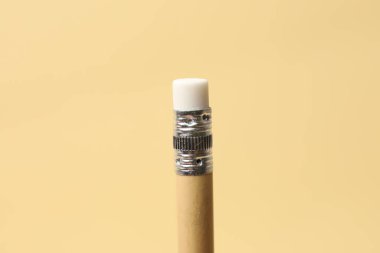 Bej arkaplanda bir grafit kalem, yakın plan.