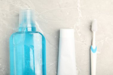 Ağız gargarası, diş fırçası ve diş macunu açık mermer masa, düz uzanma